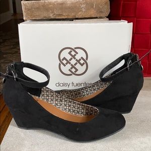 women’s 7.5 Daisy Fuentes Tessa Wedge Pump black